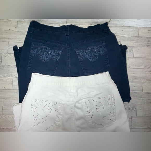 Gloria Vanderbilt Amanda Capris (2 pairs one white & one denim) - Picture 4 of 10